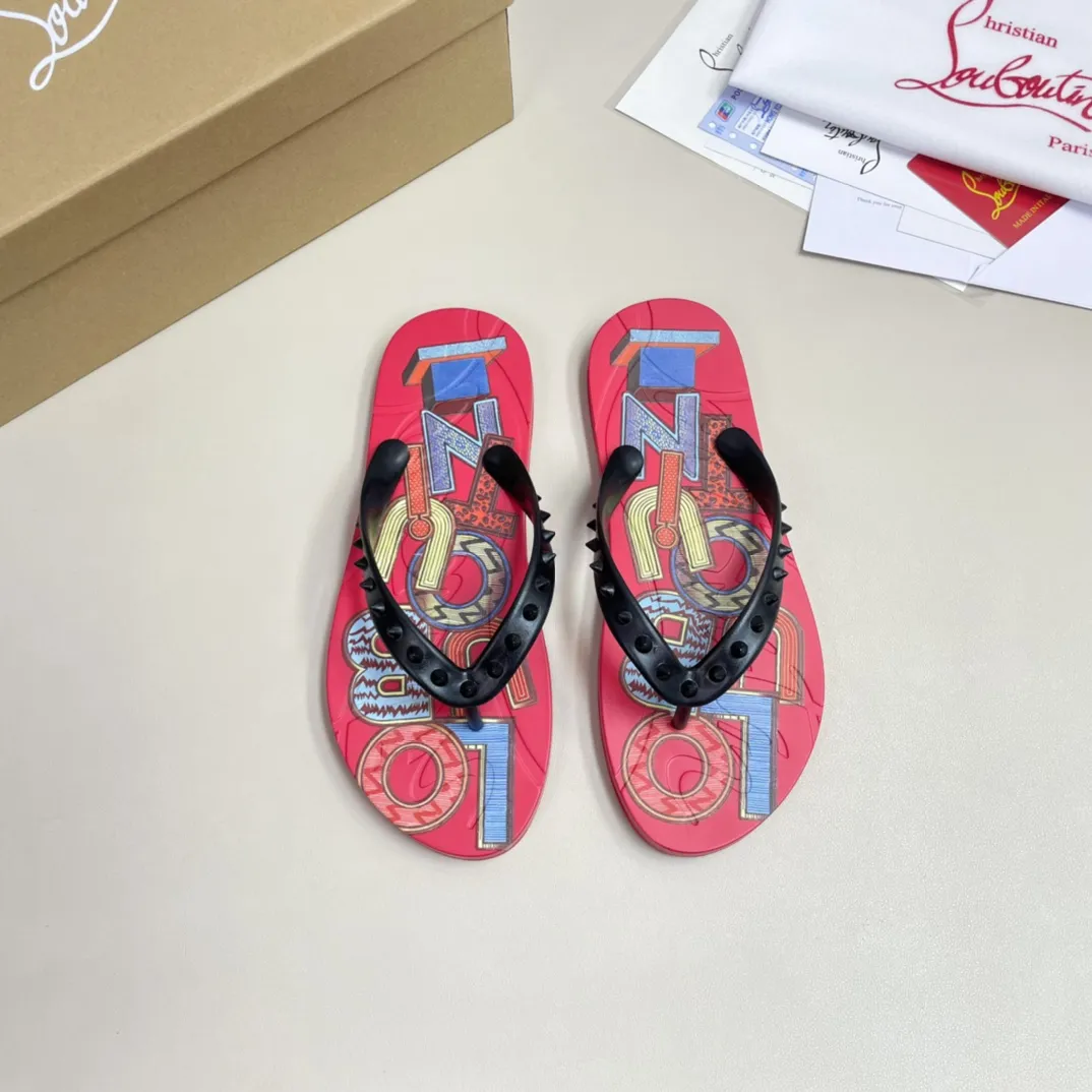 [CL red sole shoes] P: 280💰 size 38-45 Men’s classic slippers, made on the official website 1:1, the original factory specializes in original materials ➖ OEM 3D printing pattern production ➖ Original ultra-light anti-slip outsole. Super fashionable and super comfortable, handsome on the feet, a must-have for men in summer! !